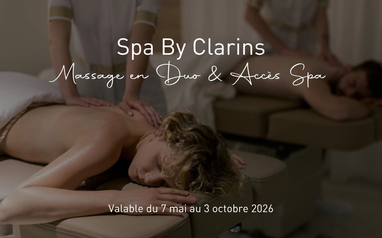 Femme recevant un massage en duo dans un spa de luxe Clarins avec deux thérapeutes