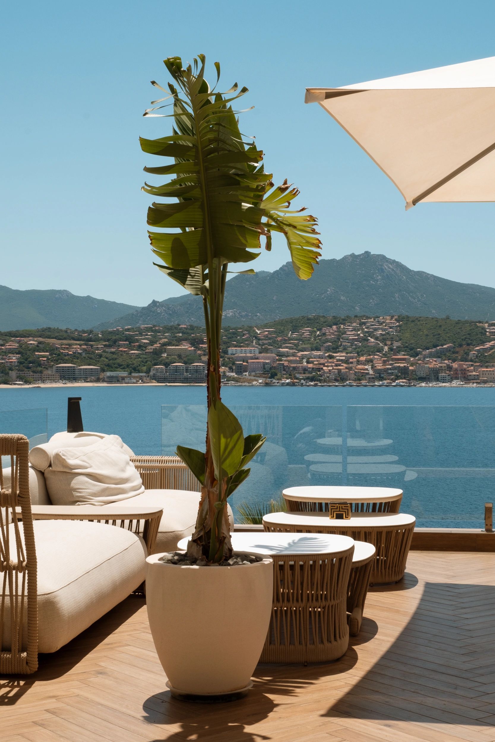 Terrasse luxueuse avec vue panoramique sur la mer Méditerranée et les montagnes côtières