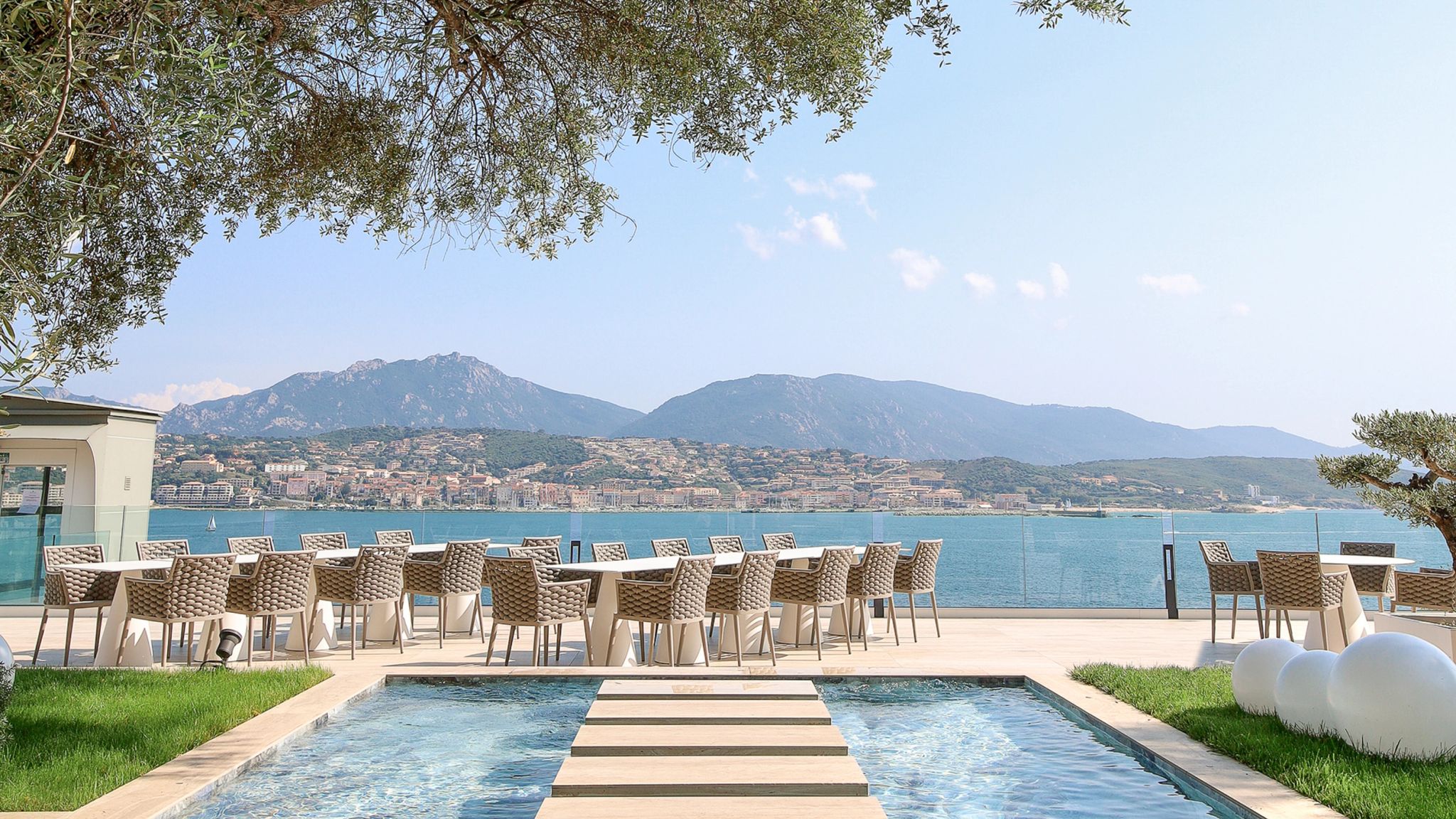 Hotel de luxe avec piscine et vue sur la mer à Olmeto