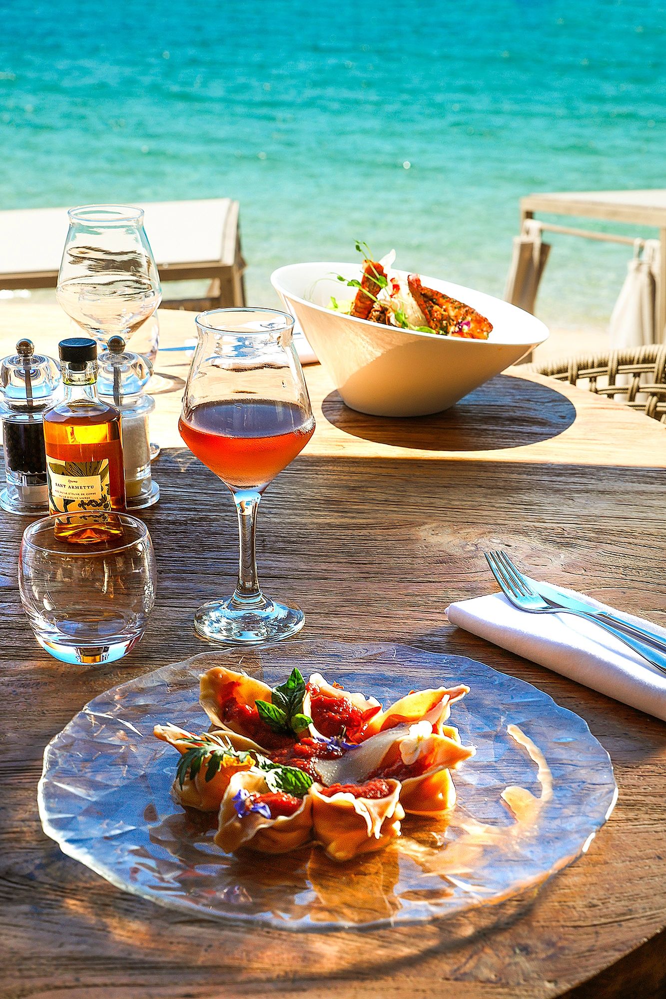 Convivialité et élégance dans ce restaurant face a la mer en Corse