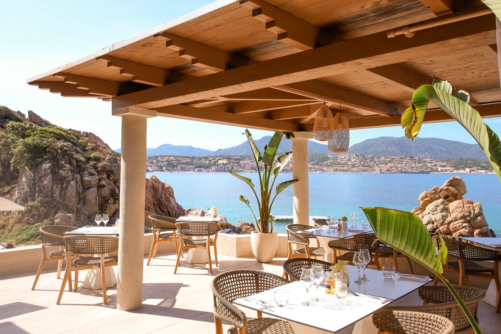 Restaurant de plage chic en Corse-du-Sud