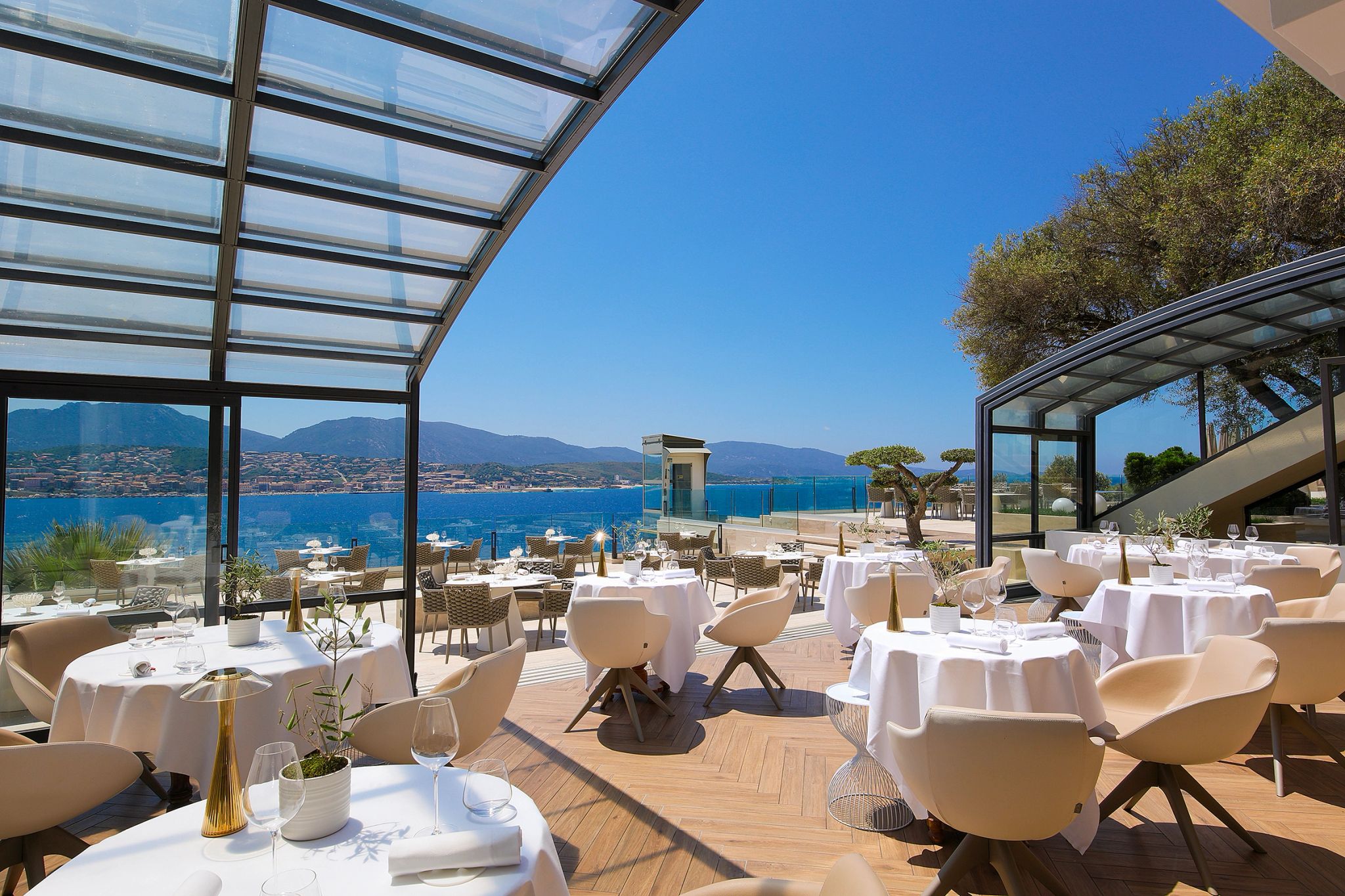 Vue panoramique sur la mer depuis le restaurant La Verrière en Corse-du-Sud