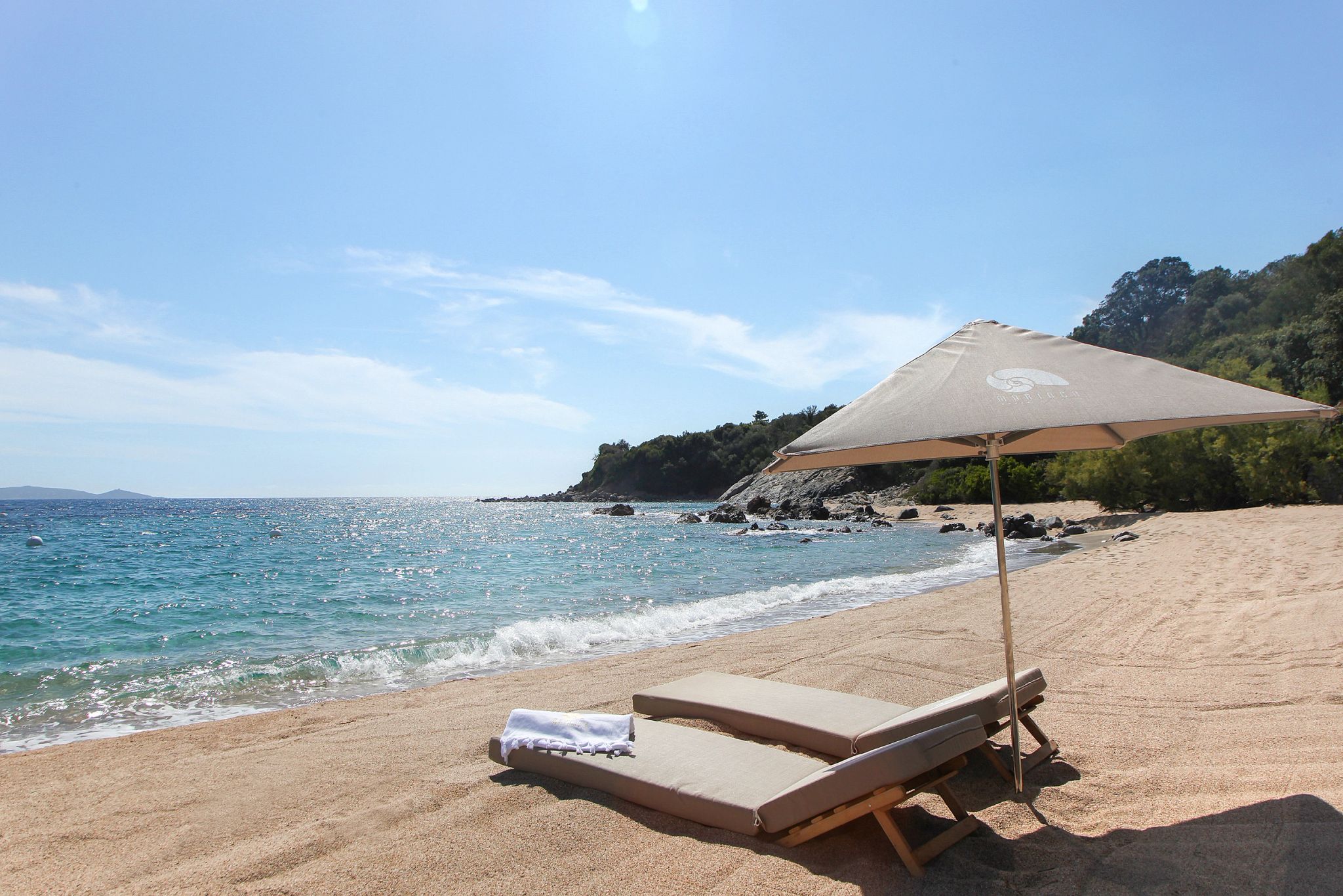 Transats sur la plage privée de l'hotel Marinca