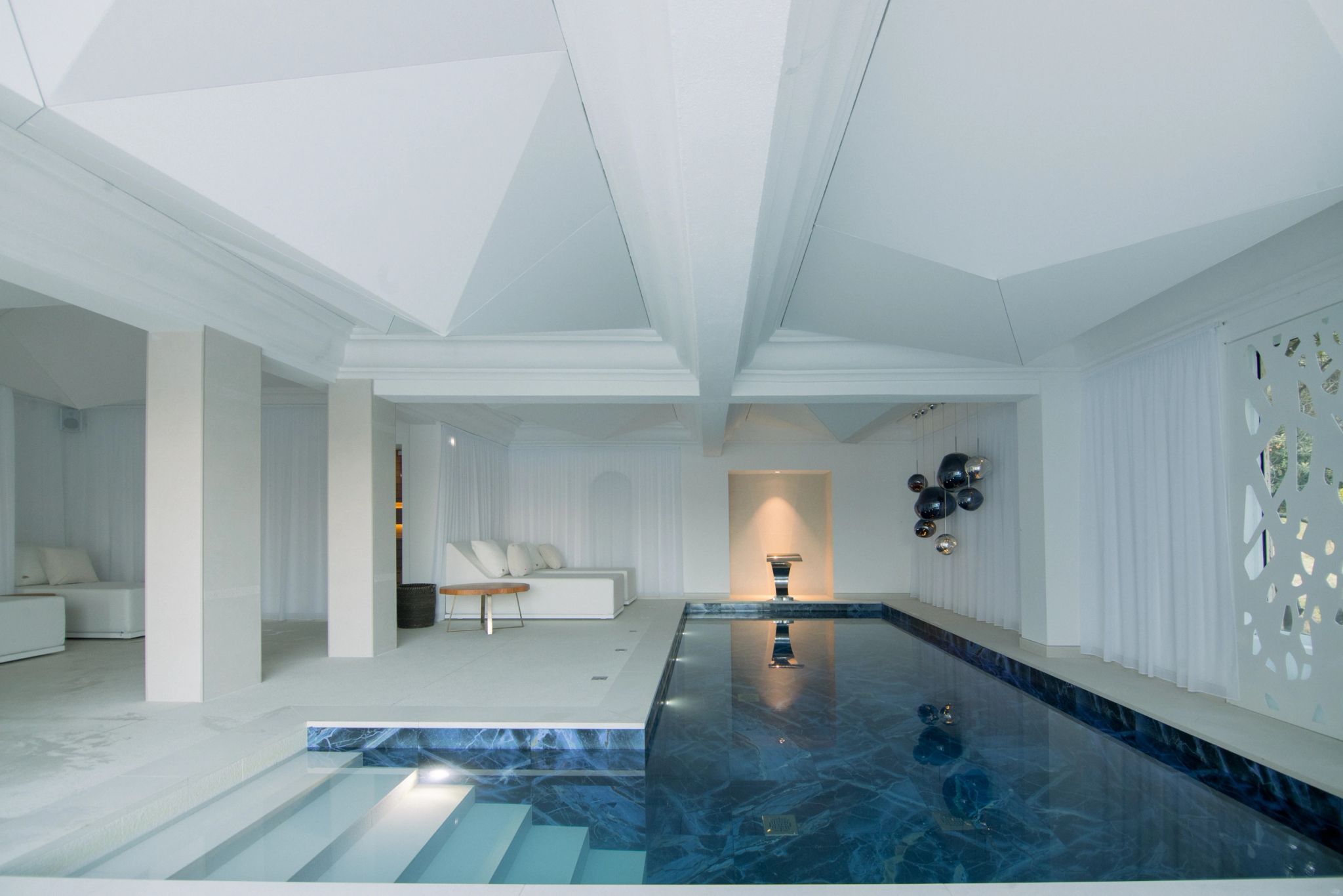 Piscine interieur chauffée dans spa de luxe en Corse-du-Sud