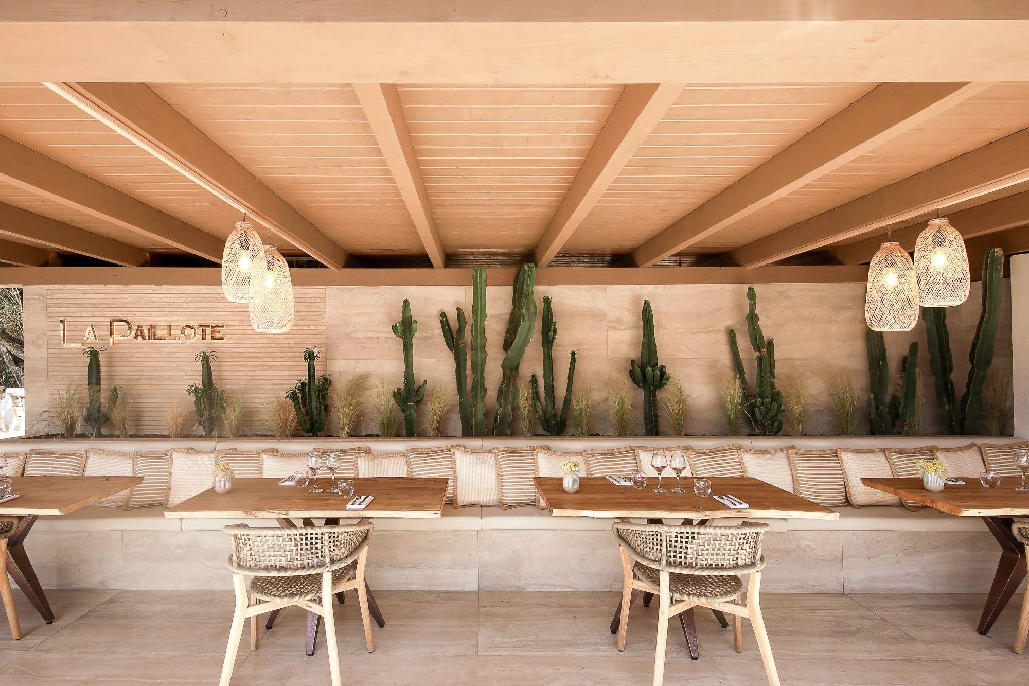 Restaurant au bord de l'eau près de Propriano