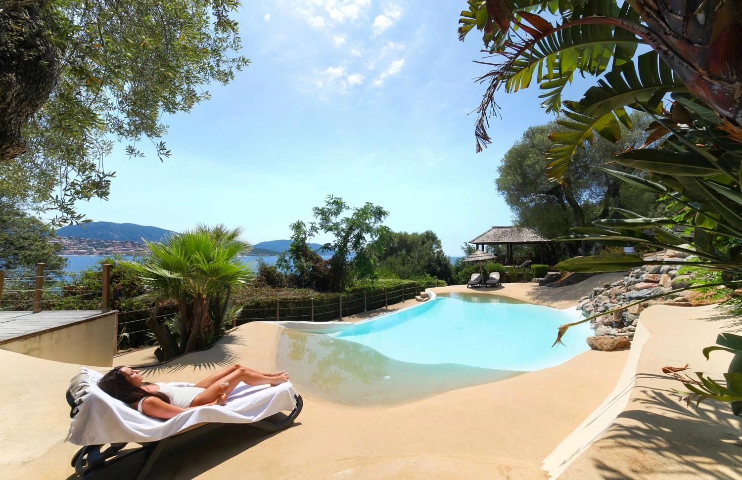 Piscine privative avec transats à Propriano