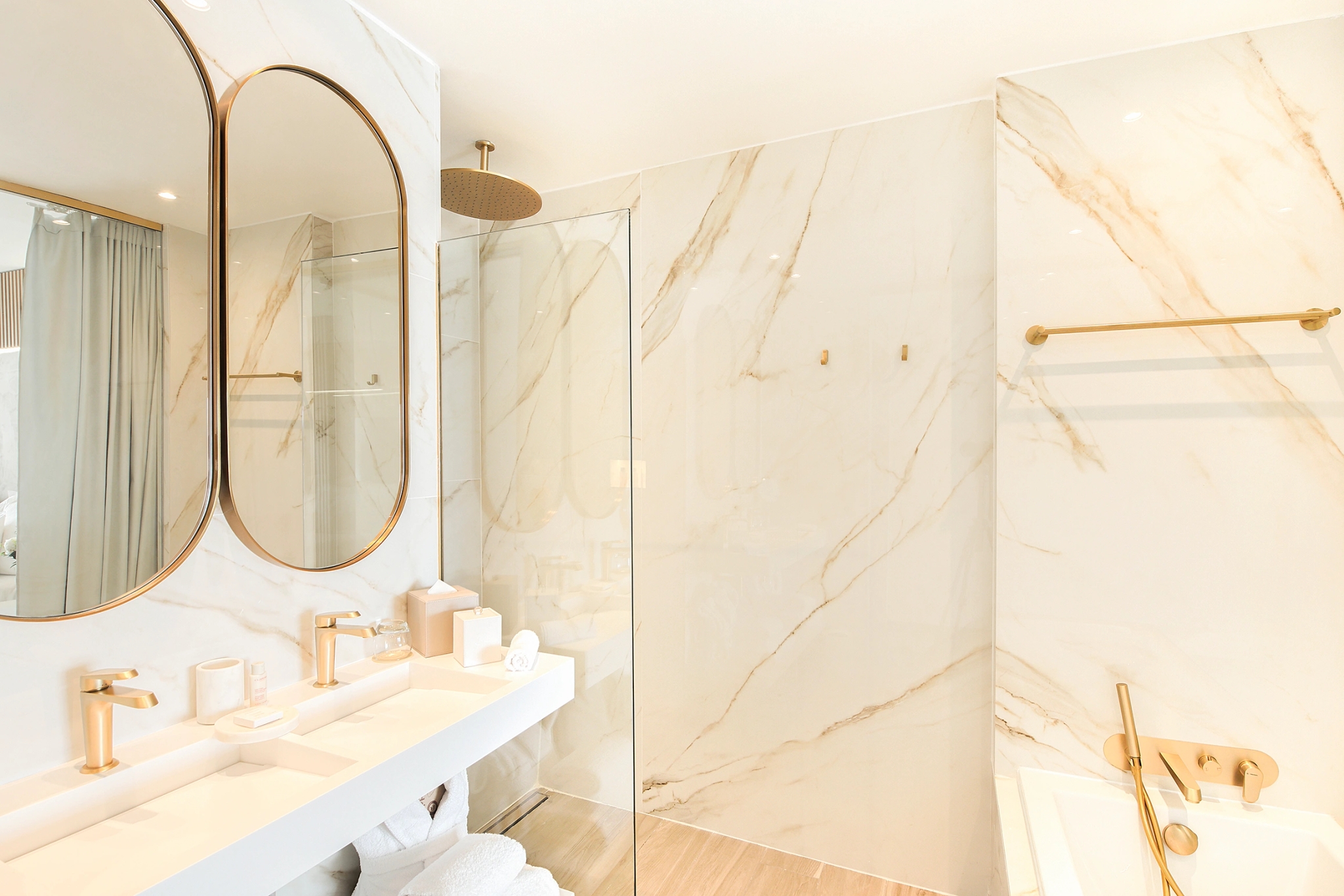 Salle de bain design avec douche à l’italienne et baignoire spacieuse à l'hotel Marinca